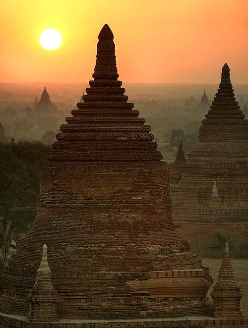 Sunrise over the temples of Bagan / Myanmar